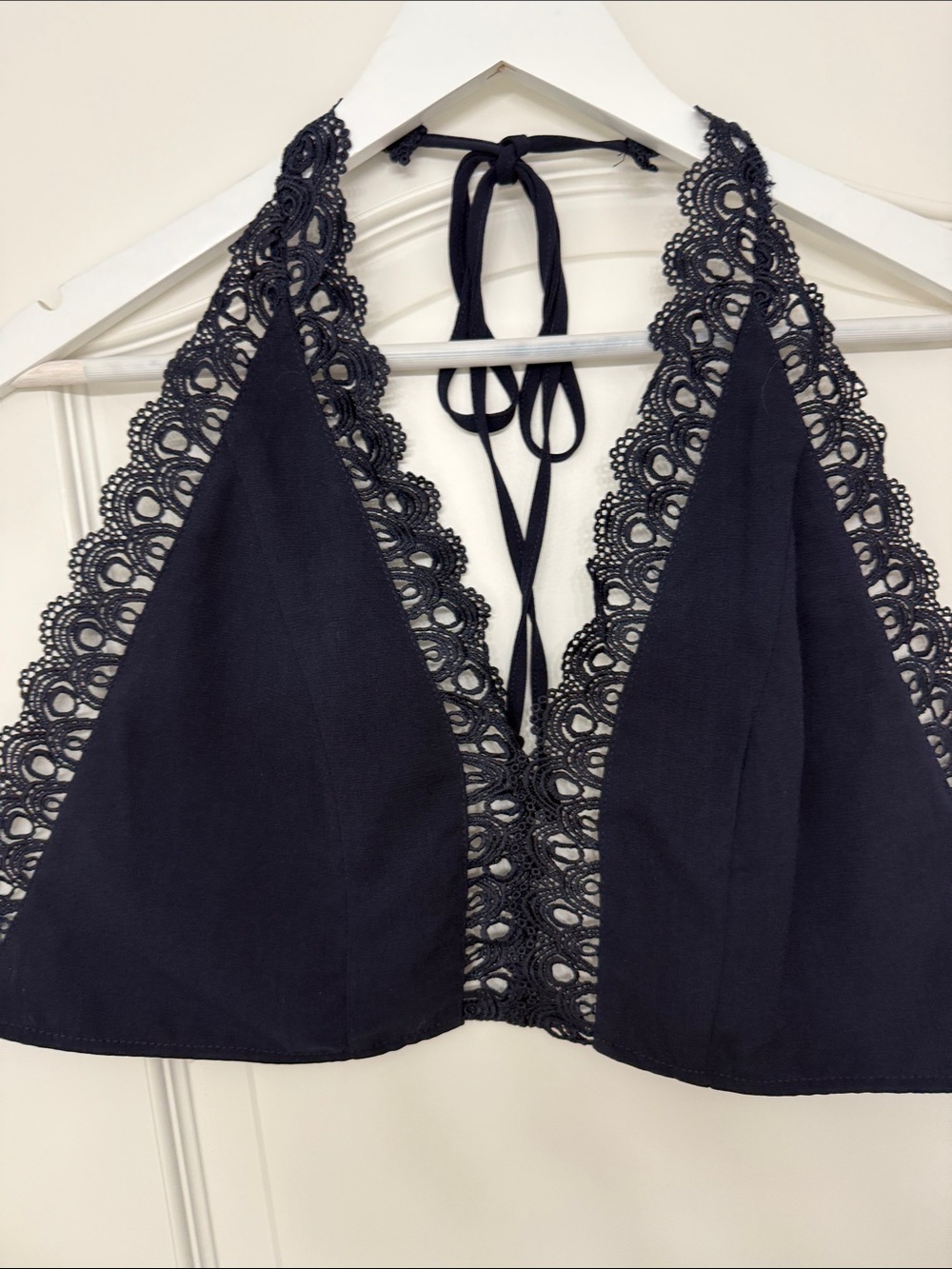 L’Atiste NAVY Halter Crop Top